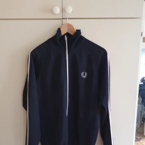 Vintage Fred Perry - Fred Perry Vintage Black track jacket. Väl använd men i bra vintage skick