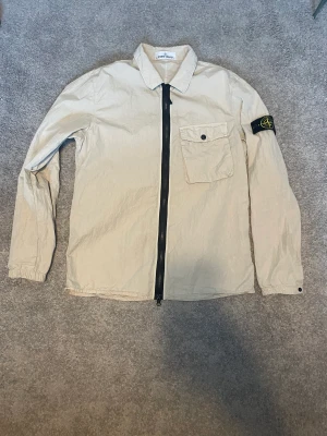 Stone island overshirt  - Säljer nu denna sjukt snygga stone island overshirten. Storlek L, beige. Vid frågor är det bara att höra av sig🤩