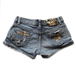 jeansshorts med broderi - Så söta jeans shorts. Väldigt 00 vibe! Tyvärr för små för mig;( står strlk M men det är dom inte. De är 36cm i midjan ( mätt rakt över)  inte sätt några defekter.