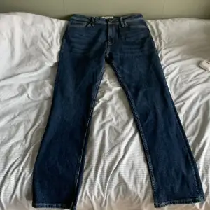 Helt nya byxor köpt på jeansbolaget  Jag säljer dem för att jag sparar pengar. Skickat 10/10 bara testat byxkorna