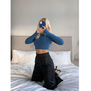 Moa Mattsson x Nakd  - Blå glittrig festtopp från Moa Mattssons kollektion med Nakd. I storlek xs. 