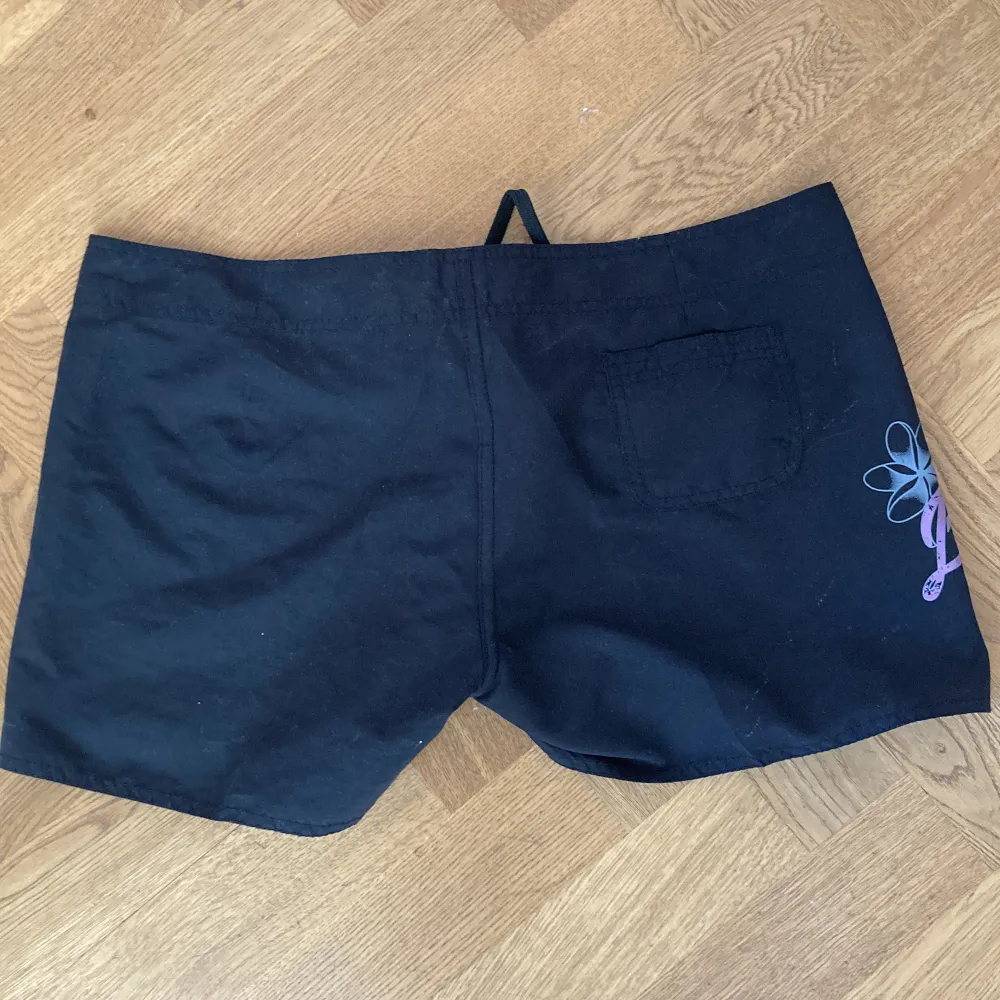 Lågmidjede och sköna shorts från BILLABONG. Nypris runt 500kr . Shorts.