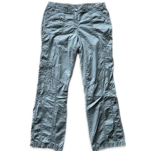 Cargo byxor - Nice byxor i cargo stil. Inte sätt några defekter. 46cm i midjan (mätt rakt över) och 84cm i innerbenslängd