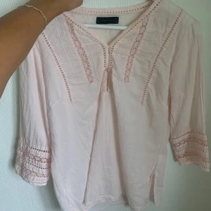 Blus - Fin tröja med mycket fina detaljer, säljer då den aldrig kommit till användning för den är lite för stor för mig. Skickar bild hur den sitter på privat💓