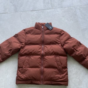 Jacka av weekday - En fin Burnt orange färg, jackan är helt ny