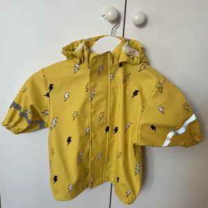 Regnjacka - Baby regnjacka, som ny endast testad! Storlek 80.