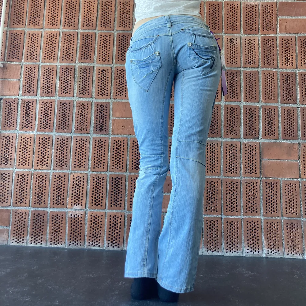 Så unika y2k jeans med coola detaljer 💕 lappen kvar! Märkta storlek M men uppskattas till W28. 83 cm runt midjan, 83 cm i innerbenslängd. 🧚‍♀️ Jag är 177 och har storlek 29. 🍓 Använd gärna köp nu 👑. Jeans & Byxor.