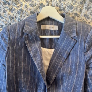 Zara linne kavaj - Storlek: S Material : 90%Linne 10%Polyester  Skick: Som ny! var för liten på mig så inte alls använd.