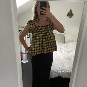 Ganni linne - Gulsvart rutigt linne från Ganni i storlek 38 som inte säljs längre. Använd 2 gånger och är i nyskick. Köparen står för frakten. 