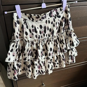 Kjol - Fin kjol med fint fall som tyvärr aldrig används. Nyskick🤎