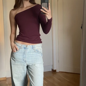 Asrymmetisk tröja - Söt asymmetrisk vinröd tröja i ribbat material, bra skick<3