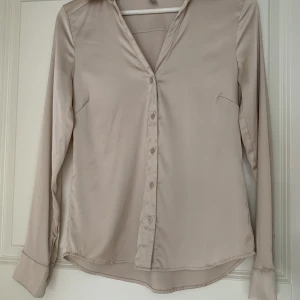 Satin skjorta - Använd fåtal gånger, strl 34