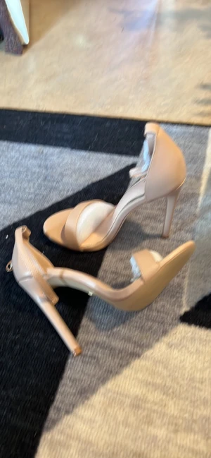 Nya skor storlek 38 - Spetsig tå på de andra utom sandaler 