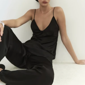 Svart linne - Säljer detta skitsnygga svarta linne från Zara då det satt lite tajt för mig över brösten och inte hann skicka tillbaka i tid då jag reste bort:/ ett perfekt allt i allo linne😍❤️köpte det på rean för 199 men original pris är 349