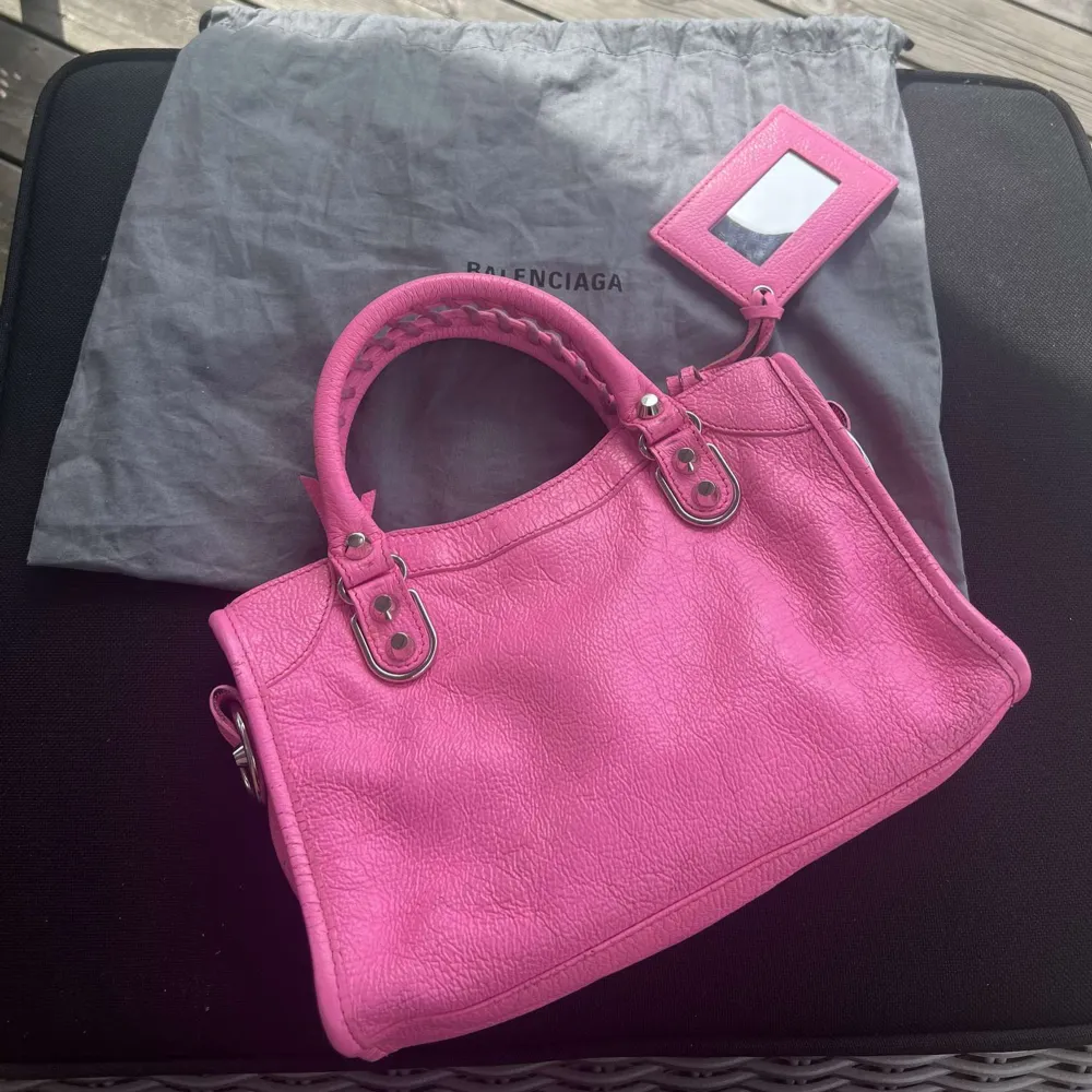 Balenciaga mini city i fint skick! Gamla modellen som inte säljs längre i superfin rosa färg. Köpt på vestiarie.🌸. Väskor.