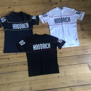 Hoodrich T-shirts  - Tre stycken hoodrich T-shirts i storlek S. Litet hål i kragen på den vita bra skick på de andra två, säljs pga att dem inte används längre. Köp ej via ”köp direkt” & köparen står för frakten.