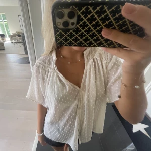 Blus - Vit blus ifrån Zara. Använd en gång så nyskick 