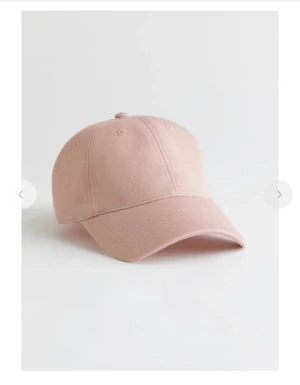 Rosa Keps - Other Stories - Gammelrosa keps från Other Stories. I bra skick, använt den fåtal gånger. Storlek: One size Finns katt i hemmet