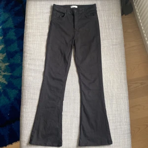 Flare jeans - Högmidjade nästan oanvända jeans från Gina Tricot. Uppsydda vid benen, säljer pga att de inte passar så bra på mig längre då jag är 170 cm lång💌
