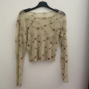 blommig mesh - blommig vintage mesh topp, skulle säga att den sitter som en S