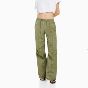 Parachute byxor cargo - Assnygga parachutebyxor från bershka jag knappt fått användning för. Resår i midjan och vid fötterna. 