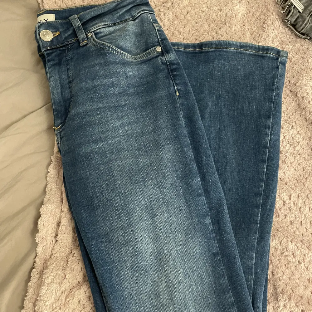Säljer en oanvänd typ utsvänga jeans från Only och är skön i material!🫶 Storlek 36 och sitter bra på mig som är ca 163 cm lång.. Jeans & Byxor.