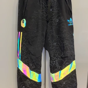 Adidas x Bape byxor - Snowboardbyxor från Adidas x Bape. Reflektiva detaljer. Använt skick.