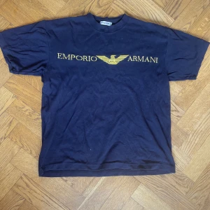 Vintage Emporio Armani tröja - Vintage emporio armani t-shirt med en lite oversized passform. Köpt för 400
