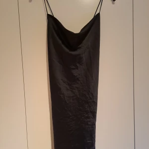 Satinklänning från Ginatricot  - Använd fåtal gånger. Sutt tillbaka ena axelbandet med symaskin.