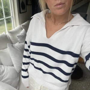 Blåvit tjocktröja - Säljer denna tjocktröja från ginatricot, endast använd ett fåtal gånger. 