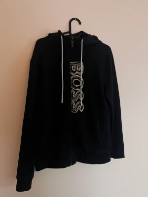 Hugo boss hoddie - Storlek S Använd, men i fint skick. Köpt för 1999kr