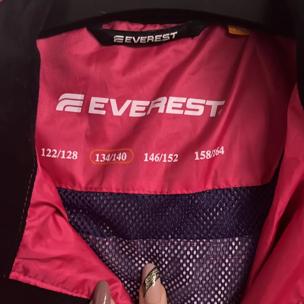En rosa vind jacka som är använd men i bra skick från Everest. . Jackor.