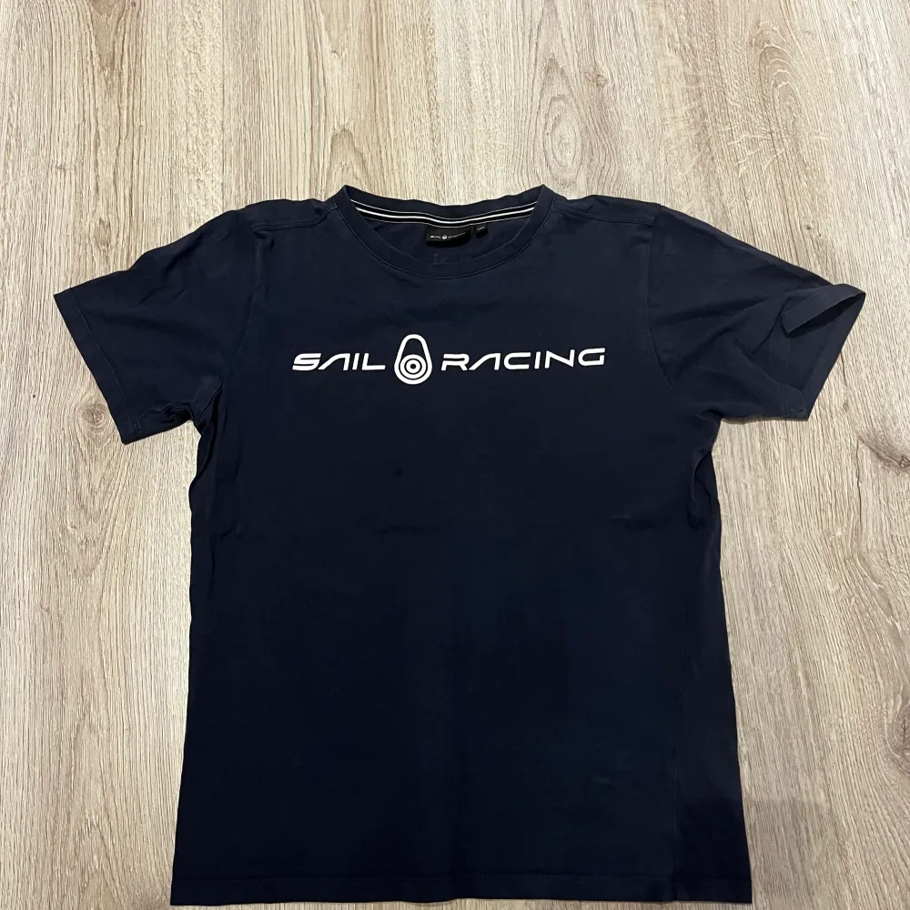 Säljer Sail Rasing T-shirt därav den börjar bli för lite. Riktigt bra skick. Använd fåtal gånger.. T-shirts.