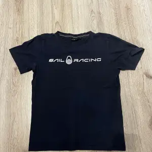 Säljer Sail Rasing T-shirt därav den börjar bli för lite. Riktigt bra skick. Använd fåtal gånger.