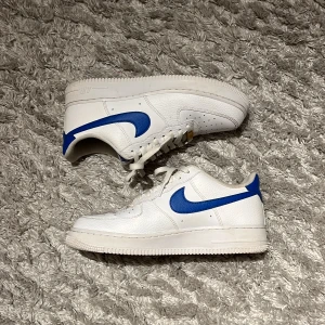 Nike airf force 1 royal blue - Nike air force 1 royal blue. Sparsamt använda och är i bra skick förutom att dom självklart har lite creases, däremot inte alls grova och inget man kunnat undvika vid användning. Endast en liten röd ”prick” på framsidan av ena skon. Köpta hos footlocker. 