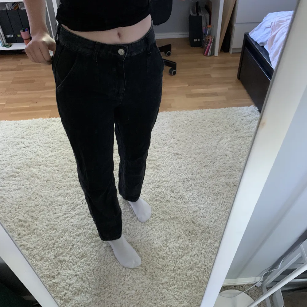 Raka jeans från Mango i nytt skick ✨ Jeansen ska vara längre, de är för korta för mig (163 cm) på bilden. Jeans & Byxor.