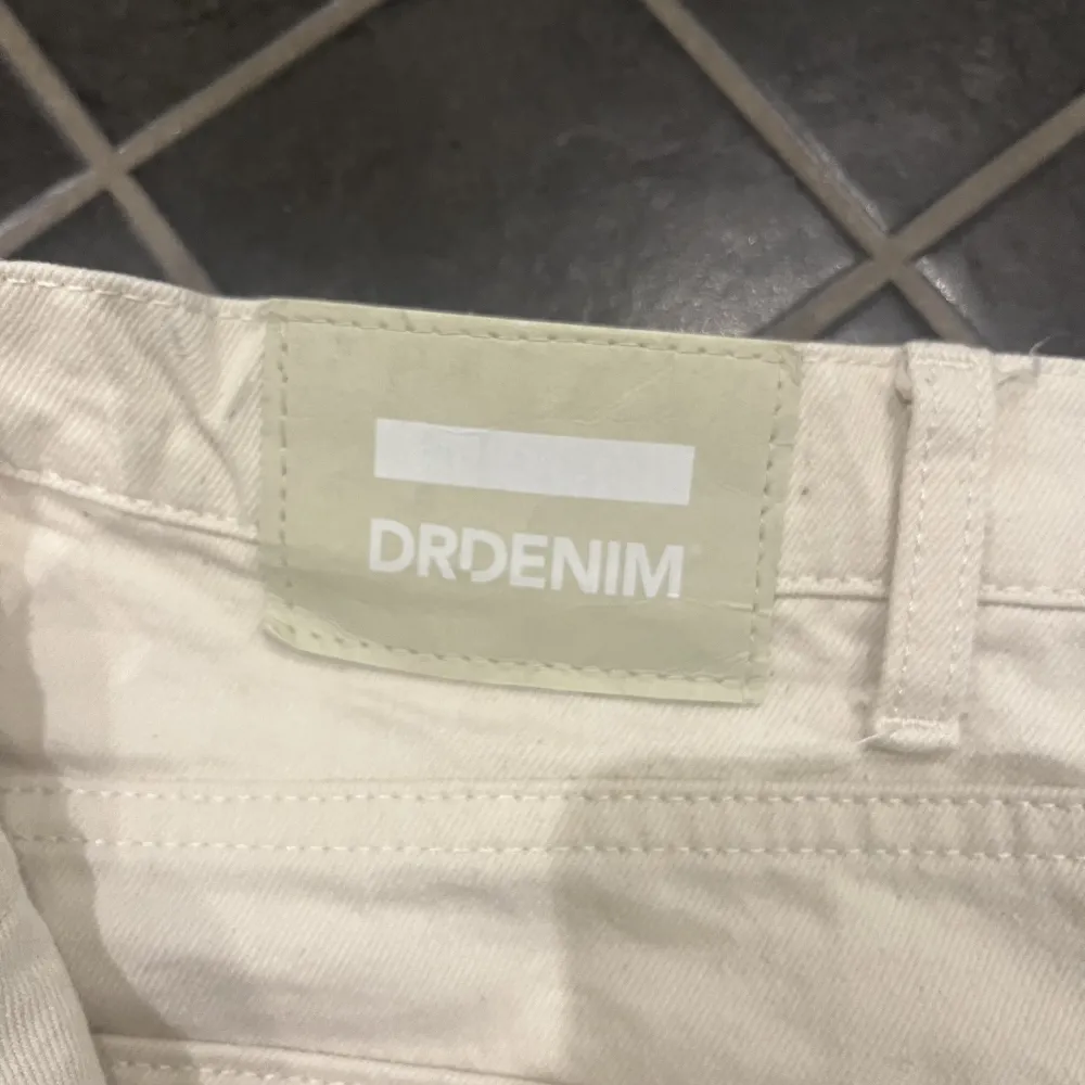 Säljer mina Omar jeans av DrDenim för ett lågt pris. Jeansen har inte använts mycket då de inte passar mig.   Super snygga jeans till både tjej och kille.  . Jeans & Byxor.