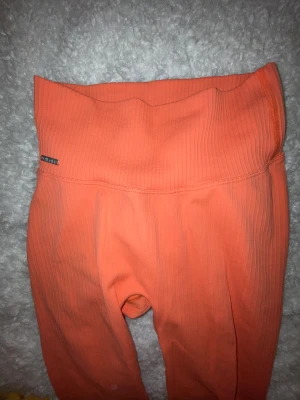 Amin byxor ribbed  - Använt ca 2 gånger. Liten defekt vid aimn loggan, lite av sömmen har gått upp men inget som syns. Ser ganska oranga ut i kameran men är mer åt det rosa hållet. Säljs inte längre på aimns hemsida vad jag kan se. Originalpris= 600kr. Köparen står för frakt🩷