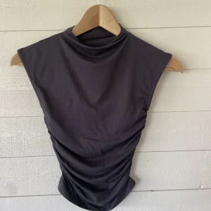 Topp - Säljer denna trendiga topp från Gina Tricot (slutsåld på hemsida), lappen sitter kvar✨Nypris 179