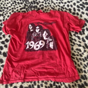 Bandtröja - Cool the stooges tröja❤️lite hål i den som syns på bilden😊