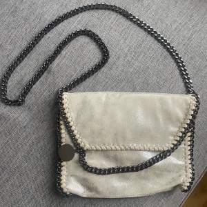 StellaMcCartney liknande väska i ett fint skimrigt material! Oanvänd så självklart utan några slitage eller dikaler. 