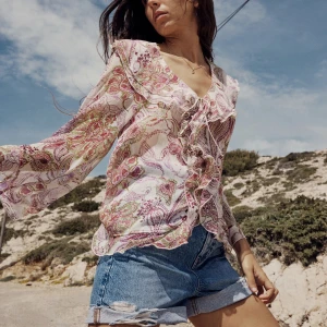 Zara blus - Blus med mönster från zara. Dem första två bilderna är lånade och den sista är min. 