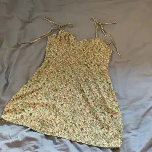 Grön blommig klänning - Nyskick 