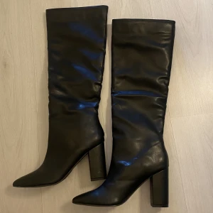 Högklackade boots  - Boots med klack från hm. Skulle uppskatta att klacken är 7-10 cm hög. Storlek 39. Knappt använda💖