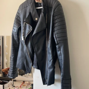 Skinnjacka - Säljer denna eftersom den aldrig kommer till användning. Har använts ganska mycket för ett par år sedan men är fortfarande i bra skick. Köpt från Chiquelle för ca 600kr. Fler bilder kan skickas vid intresse. 