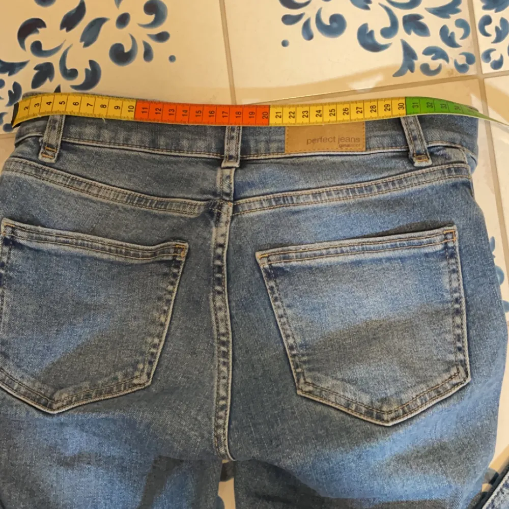 Jeansen kommer från gina tricot är använda men har inga defekter Midjemått: 72 cm men väldigt stretchiga så passar även större Lite långa på mig som är 158. Jeans & Byxor.
