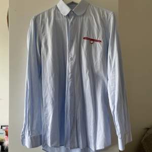 En Prada skjorta i bra skick. (Pappa rensar garderoben) köparen står för frakt och pris kan diskuteras💕nypris 7000kr