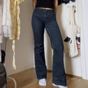 Midrise Crocker jeans i bra skick! Säljer då de blivit för små. Midjemått tvärs över 32,5 cm, innerbenslängd 73 cm. De är uppsydda för att passa någon som är ca 164 cm, som man kan se i tredje bilden. Pris kan diskuteras 💕💕