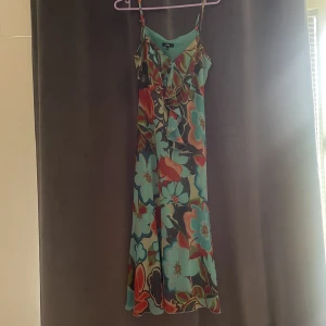 Somrig kläning  - En somrig kläning som inte kommer till användning. Från Massimo Dutti