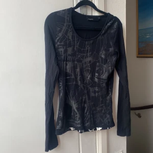 Långärmad tröja  - Långärmad tröja med tryck och mesh över 